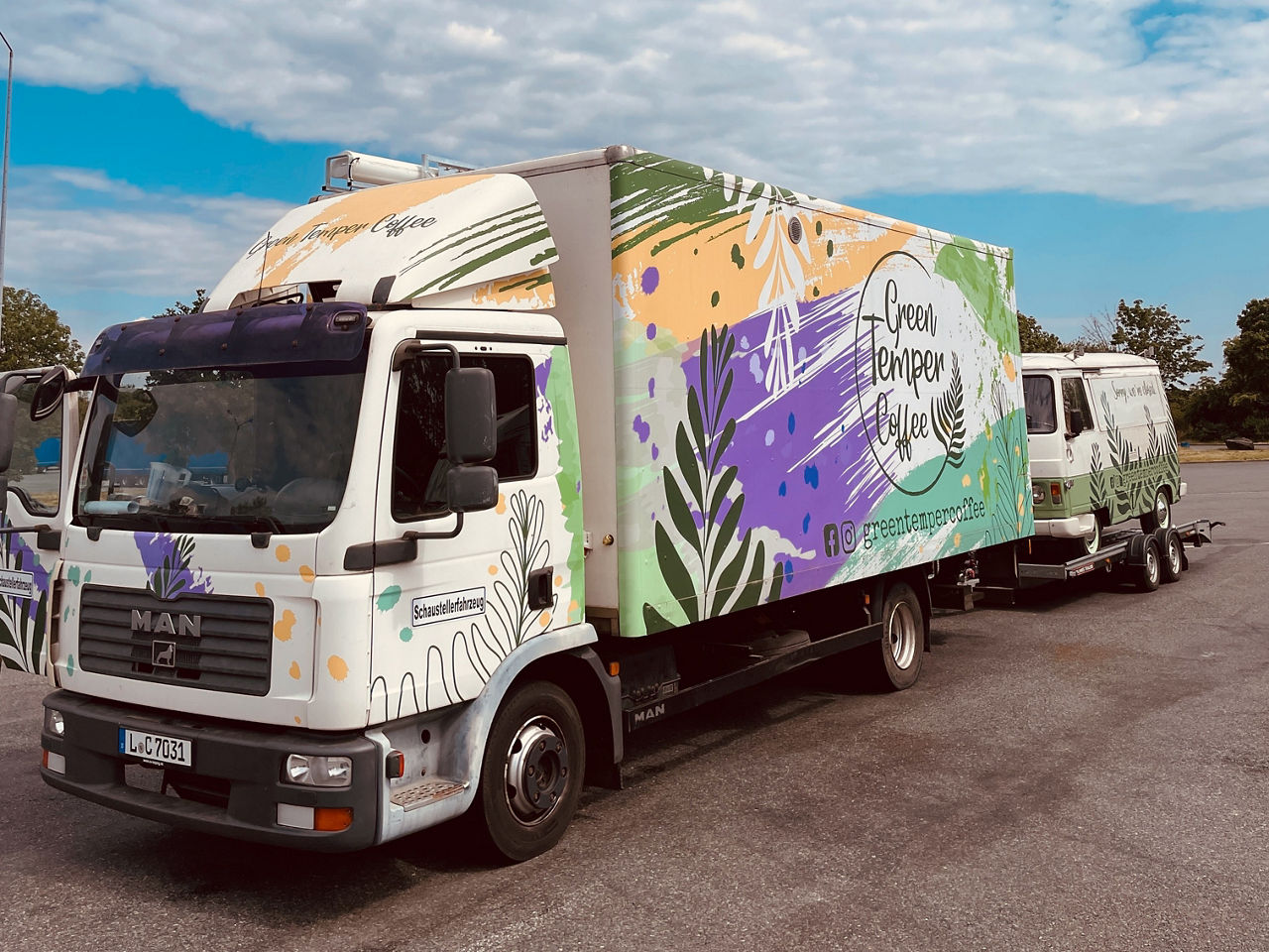 Sebastian Walenciak und sein Team von Green Temper Coffee mit ihrem bunten MAN TGL 8.180 namens Ludger verkaufen auf vielen Festival und Veranstaltungen Kaffee und Kuchenspezialitäten. 